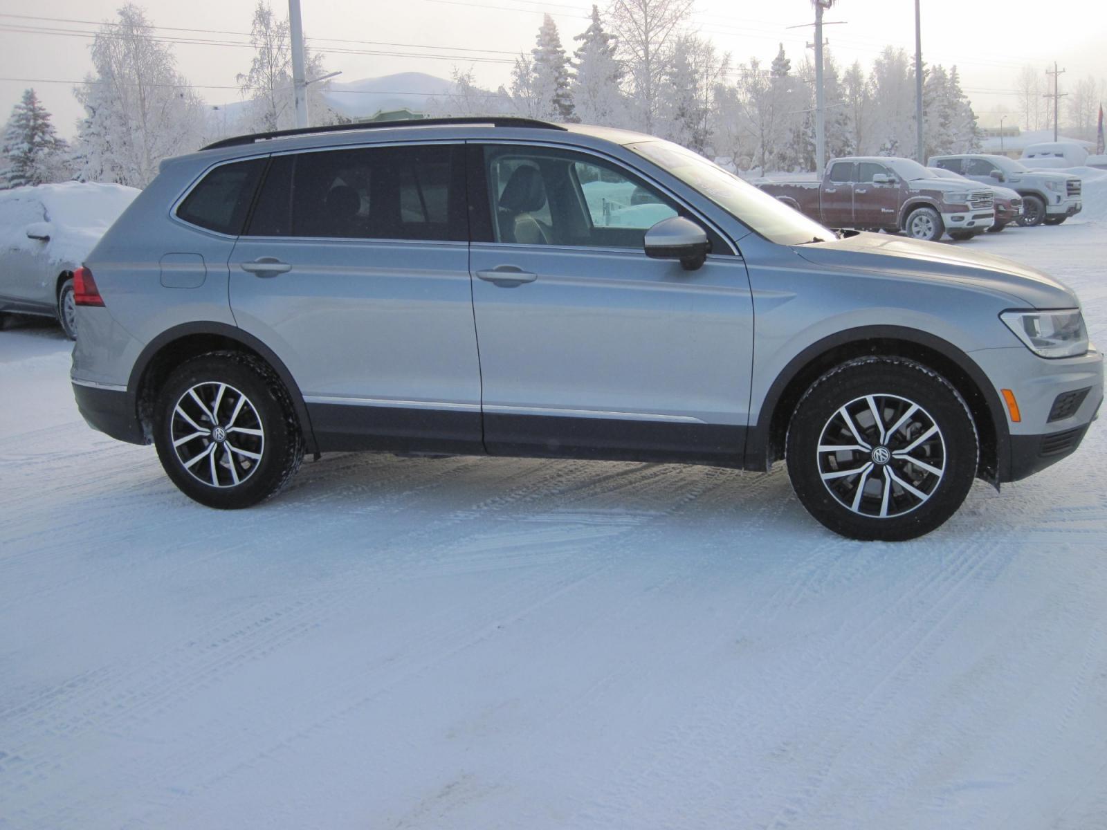 2021 silver /black Volkswagen Tiguan SE AWD (3VV2B7AX8MM) , 6A transmission, located at 9530 Old Seward Highway, Anchorage, AK, 99515, (907) 349-3343, 61.134140, -149.865570 - Nice Volkswagen Tiguan SE come take a test drive - Photo #2